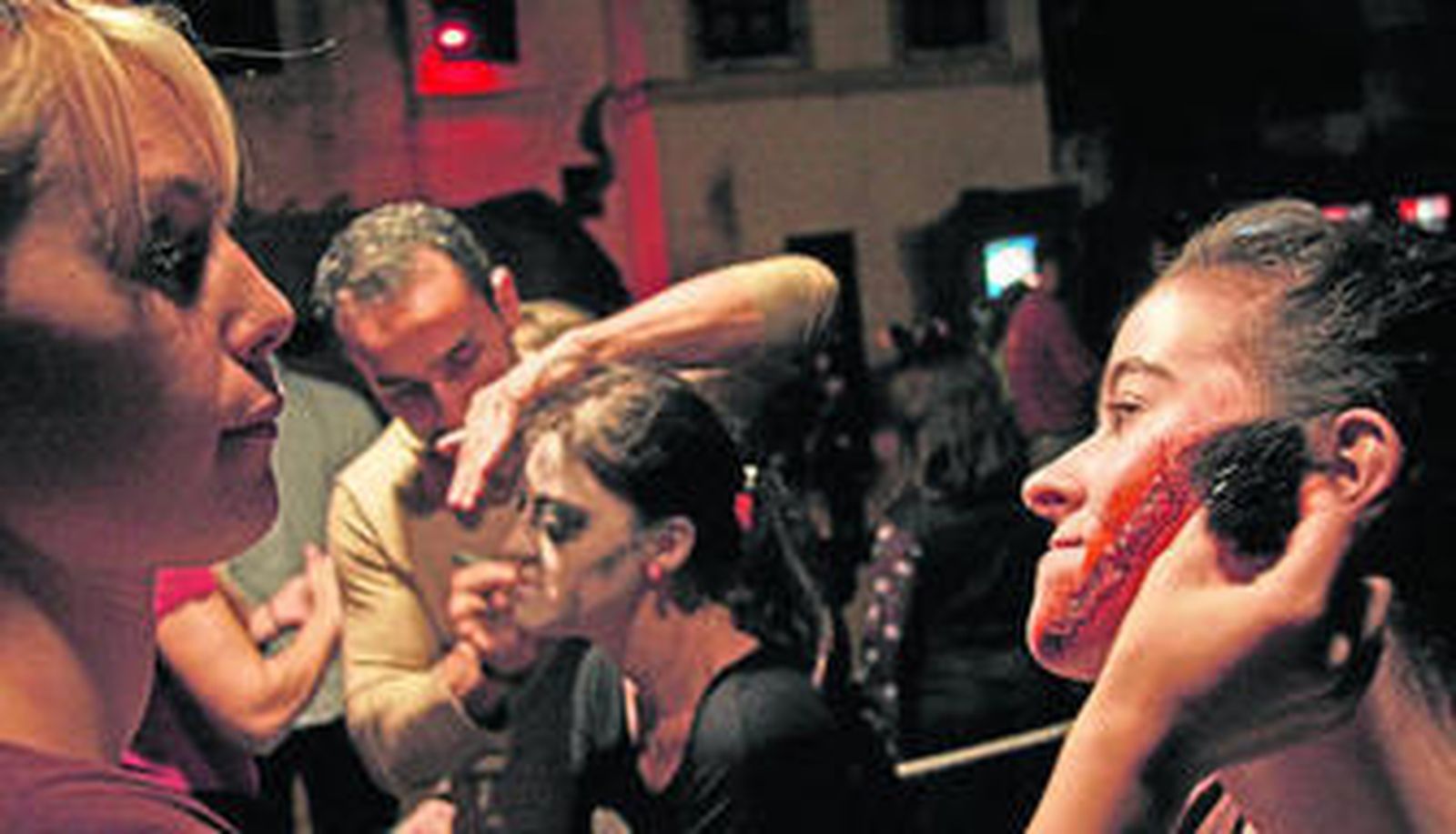 1. El maquillaje y los disfraces son parte esencial del ritual para celebrar la fiesta de Halloween. 2. Isla Mágica se transforma hasta el domingo para hacer pasar mucho miedo. 3. Gines celebra mañana una fiesta en la Plaza de España.