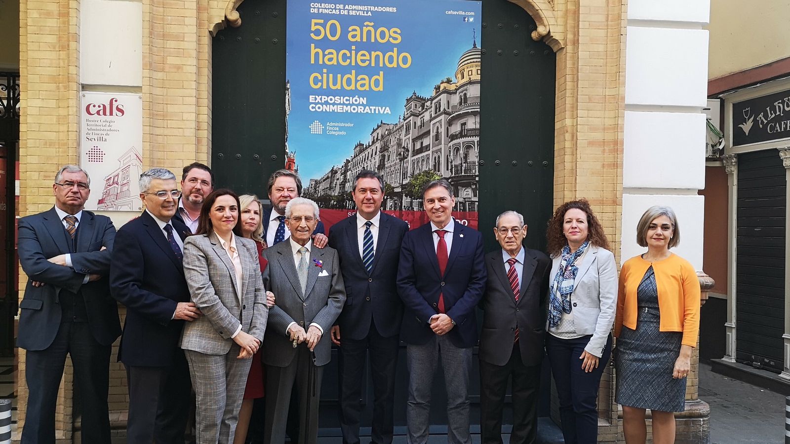 El alcalde Juan Espadas y el presidente del Colegio de Sevilla, José Feria, junto con ex presidentes y otros miembros de la Junta de Gobierno.