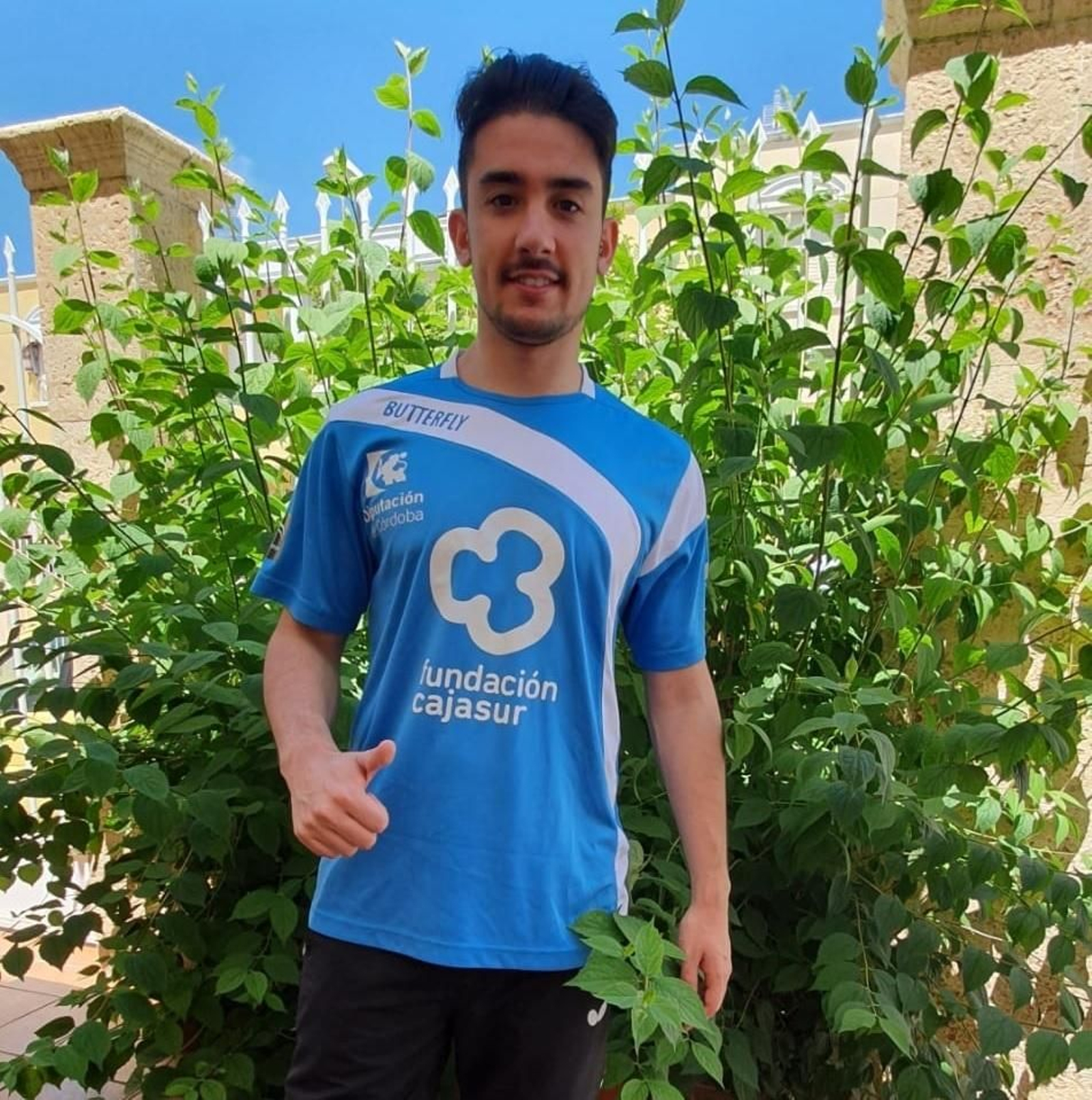 Carlos Caballero posa con la camiseta del Cajasur Priego.