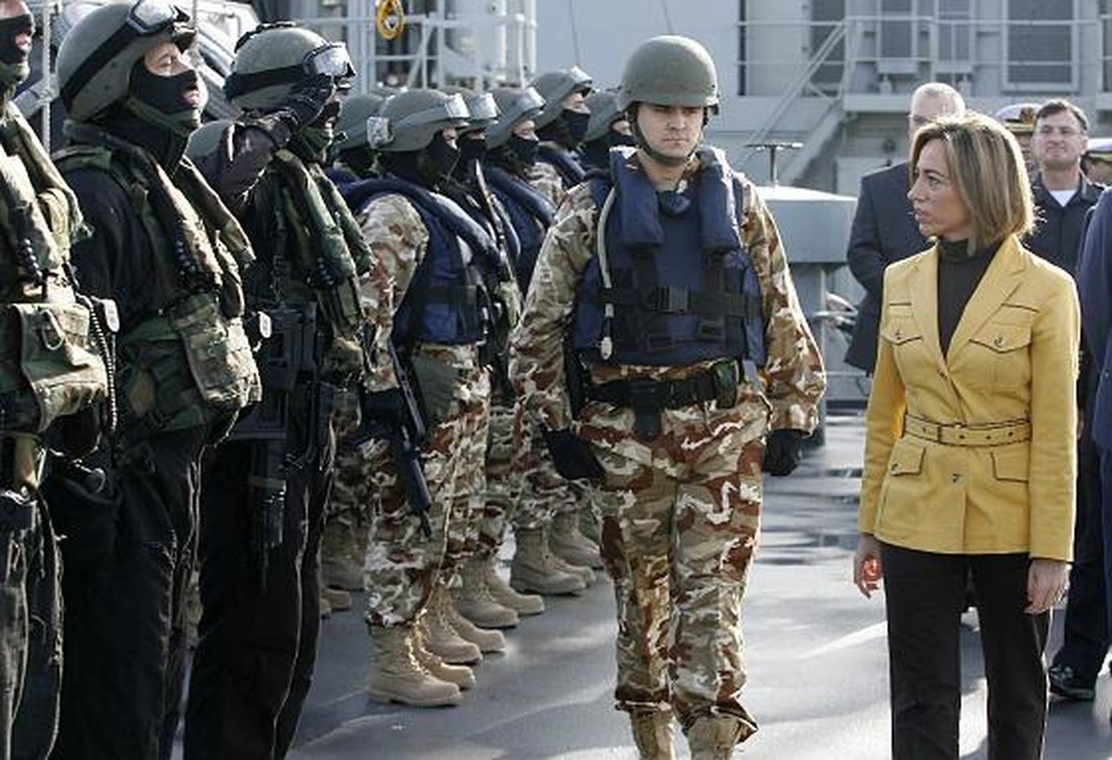 La ministra Chacón despide en Rota al ´Patiño´, que se incorpora a la operación Atalanta en aguas de Somalia. 

Foto: Borja Benjumeda