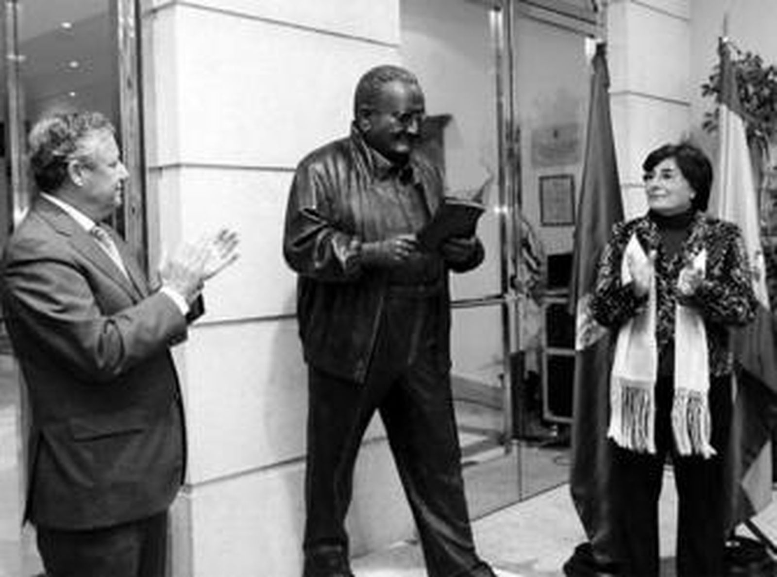 El alcalde, Ernesto Marín, y la viuda de Dionisio Montero, Pepa Moreno, descubrieron la estatua.