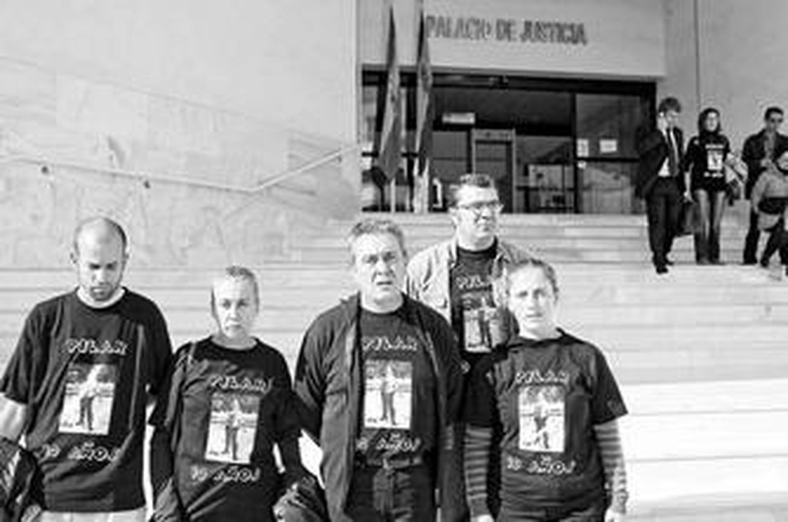 Los padres de la pequeña fallecida en el accidente y al fondo otros familiares con el abogado.