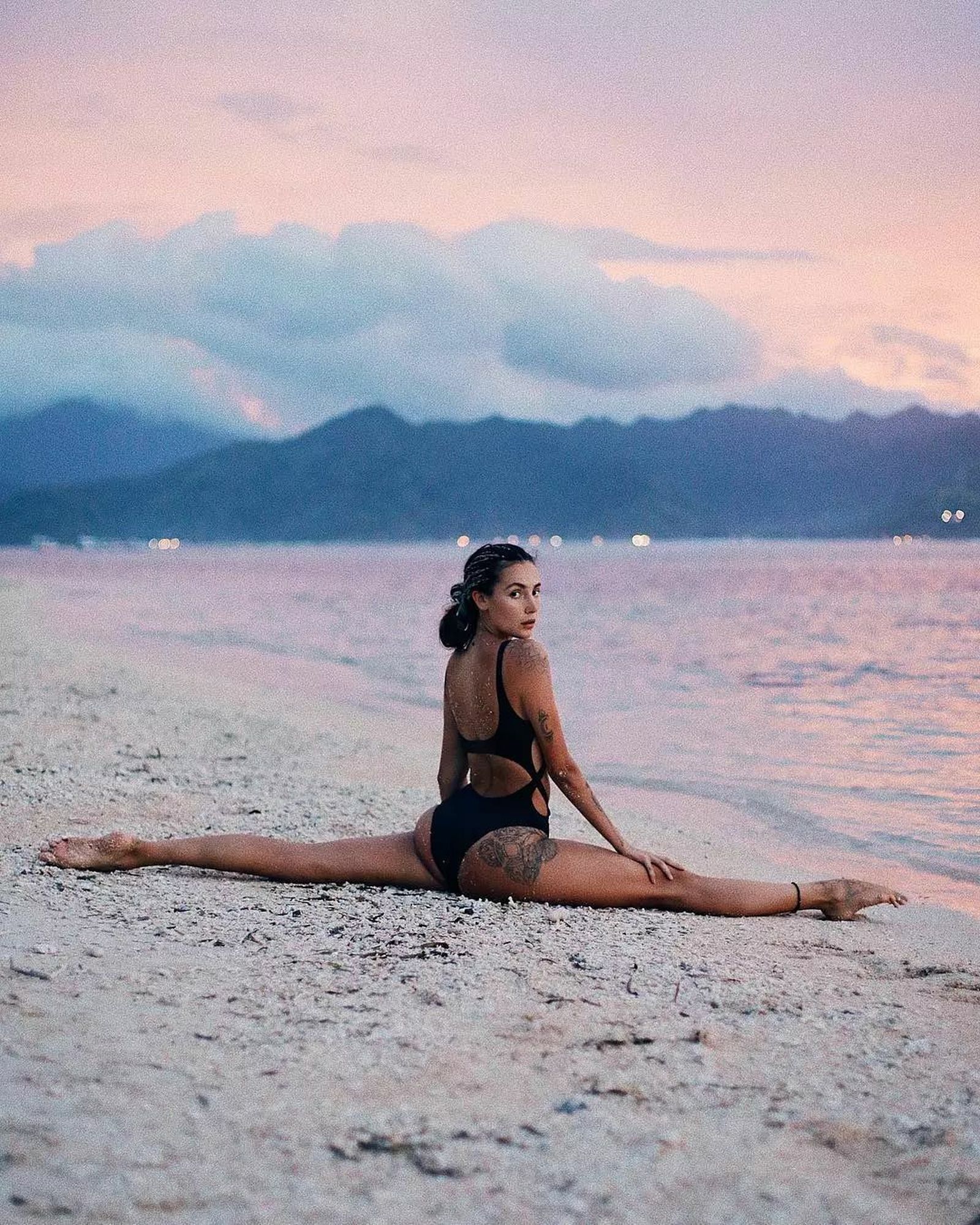 La modelo Anna Kanyuk posa en la playa.