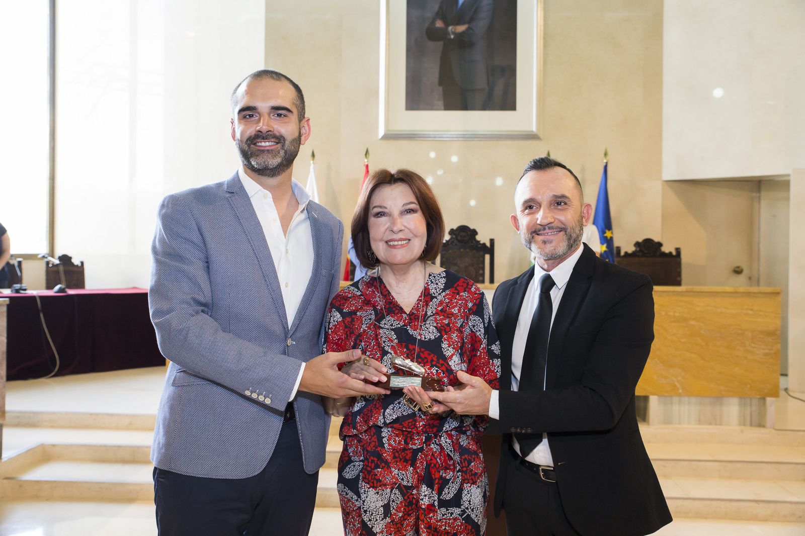 Blanca del Rey recibe la 'Zapatilla de plata' de manos de Ramón Fernández-Pacheco y Tomás de María.