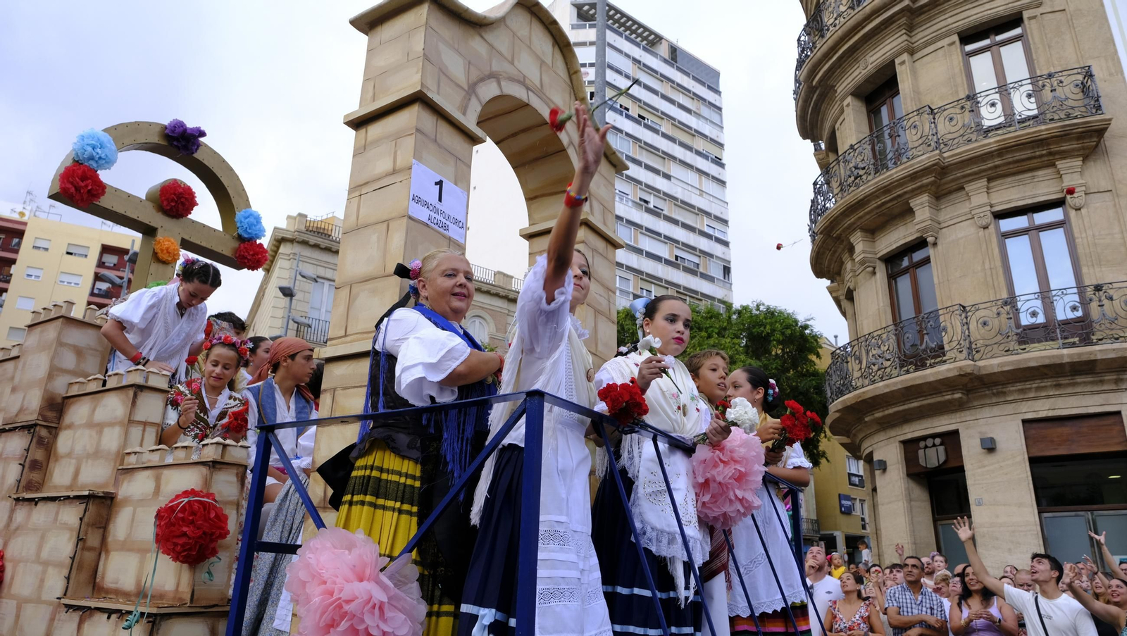 Las mejores imágenes de la Batalla de Flores de Almería