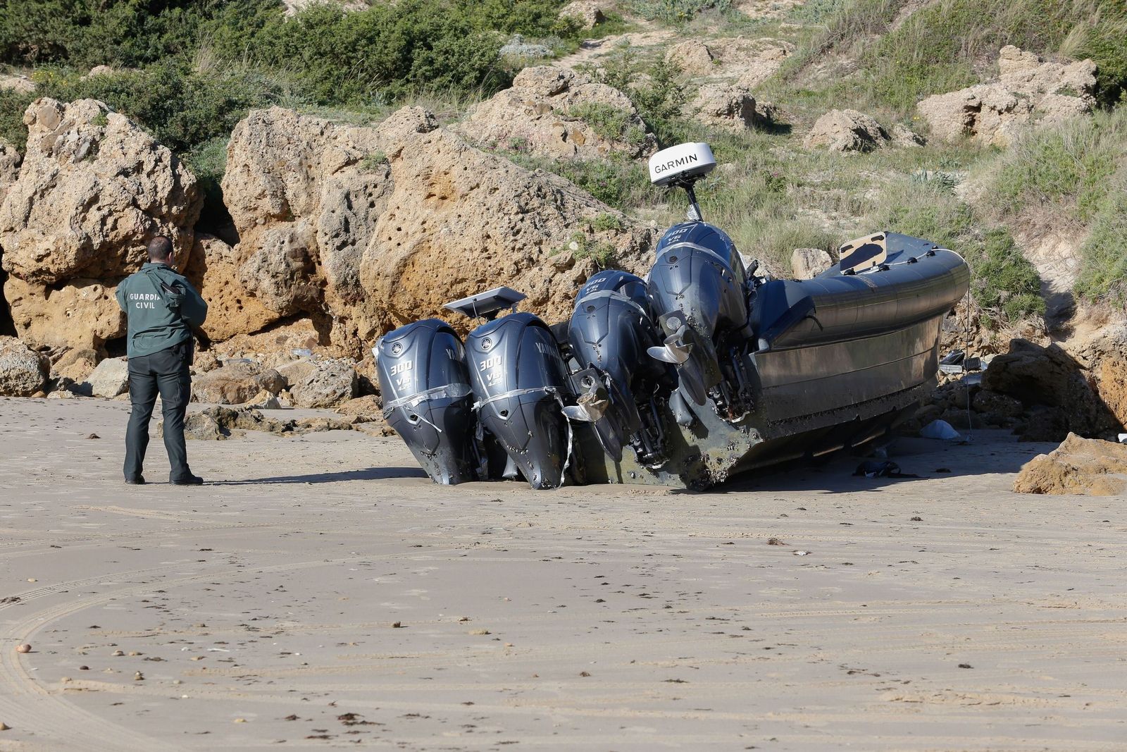 Alijo en la playa de Bolonia. La Guardia Civil incauta 2.700 kilos de hachís en el litorial y los traficantes huyen a la carrera.
