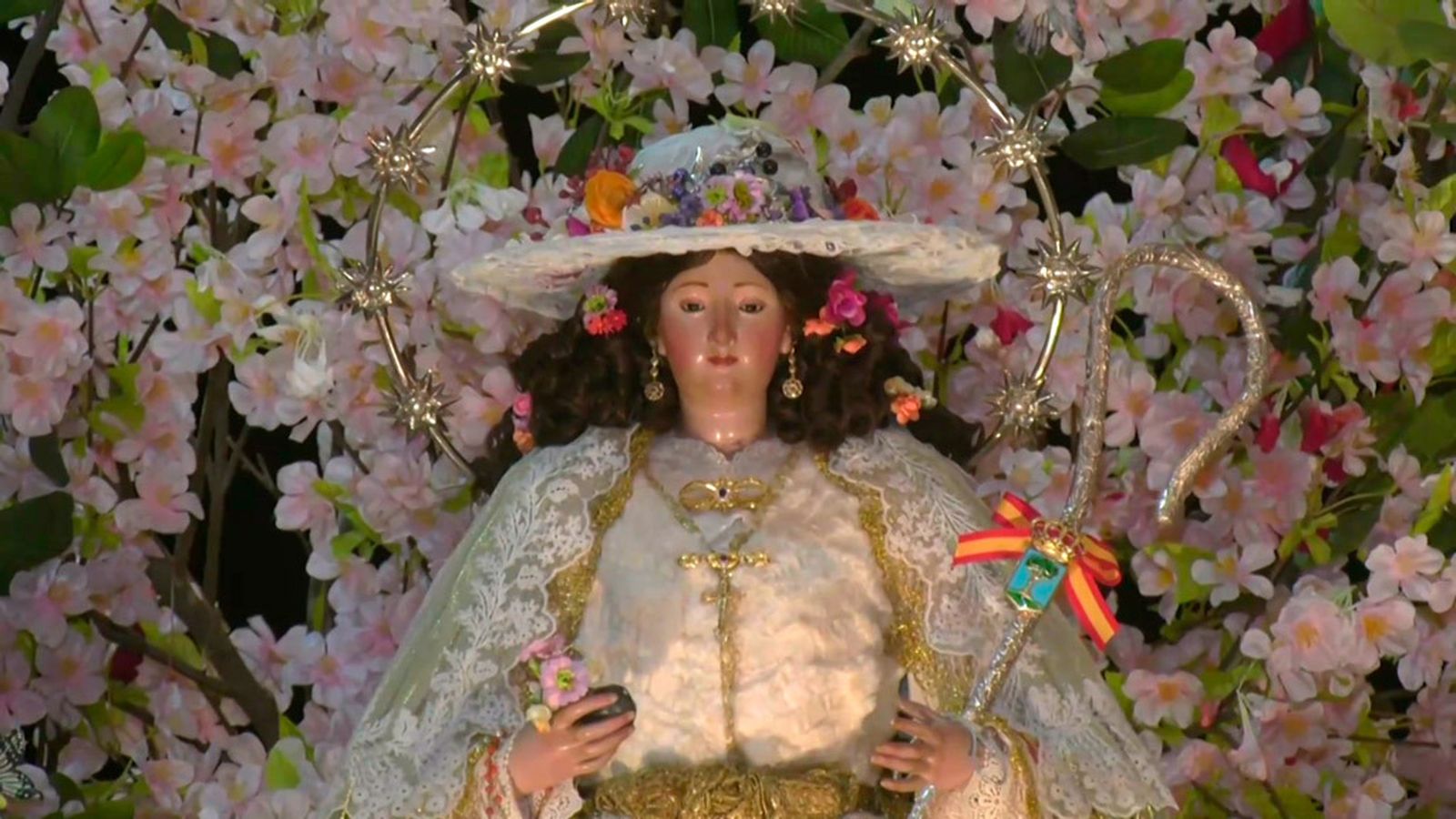 La imagen es vestida de Pastora para su traslado al pueblo