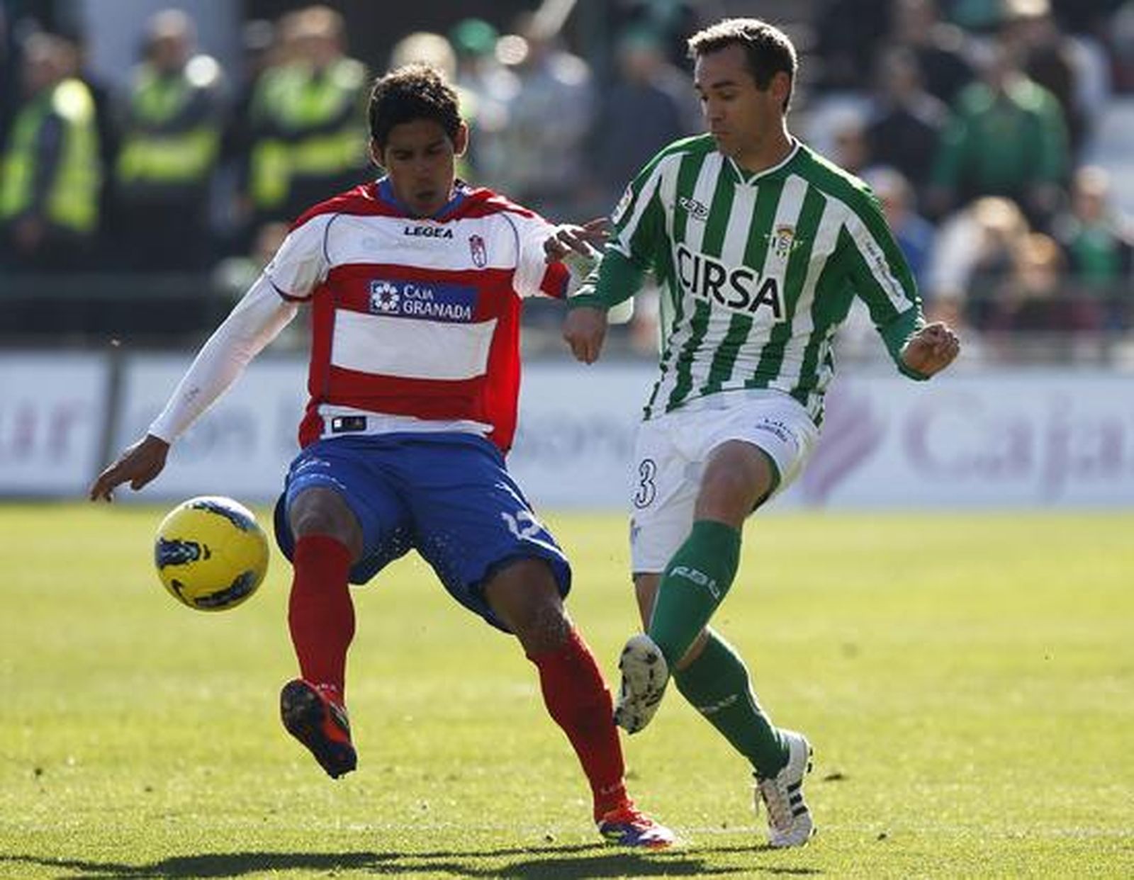 El Granada aprovecha el empuje del nuevo entrenador para vencer al Betis, que realizó una mala primera parte.

Foto: Antonio Pizarro