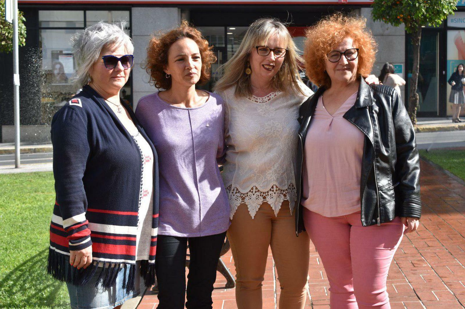 Carmen Arenas, Silvia Zambrano, Lola Álvarez y Charo González, ayer, ante la sede de IU.