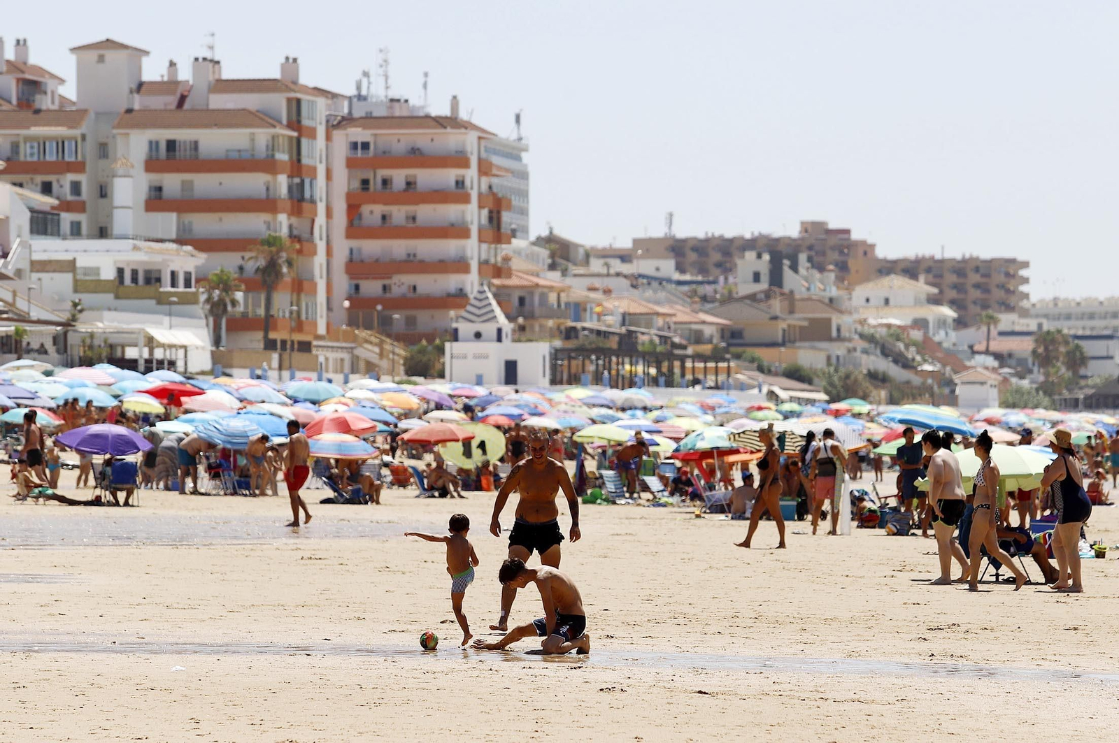 Imágenes de la playa de Matalascañas en un domingo caluroso