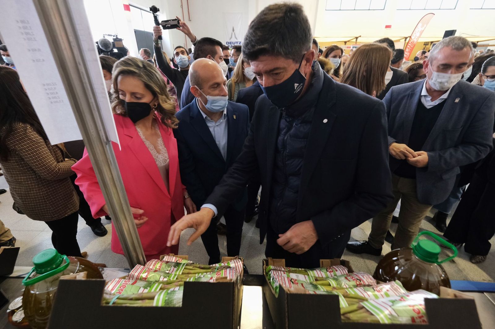 El vicepresidente de la Junta, Juan Marín, inaugura la Feria del Espárrago de Alcalá del Valle.
