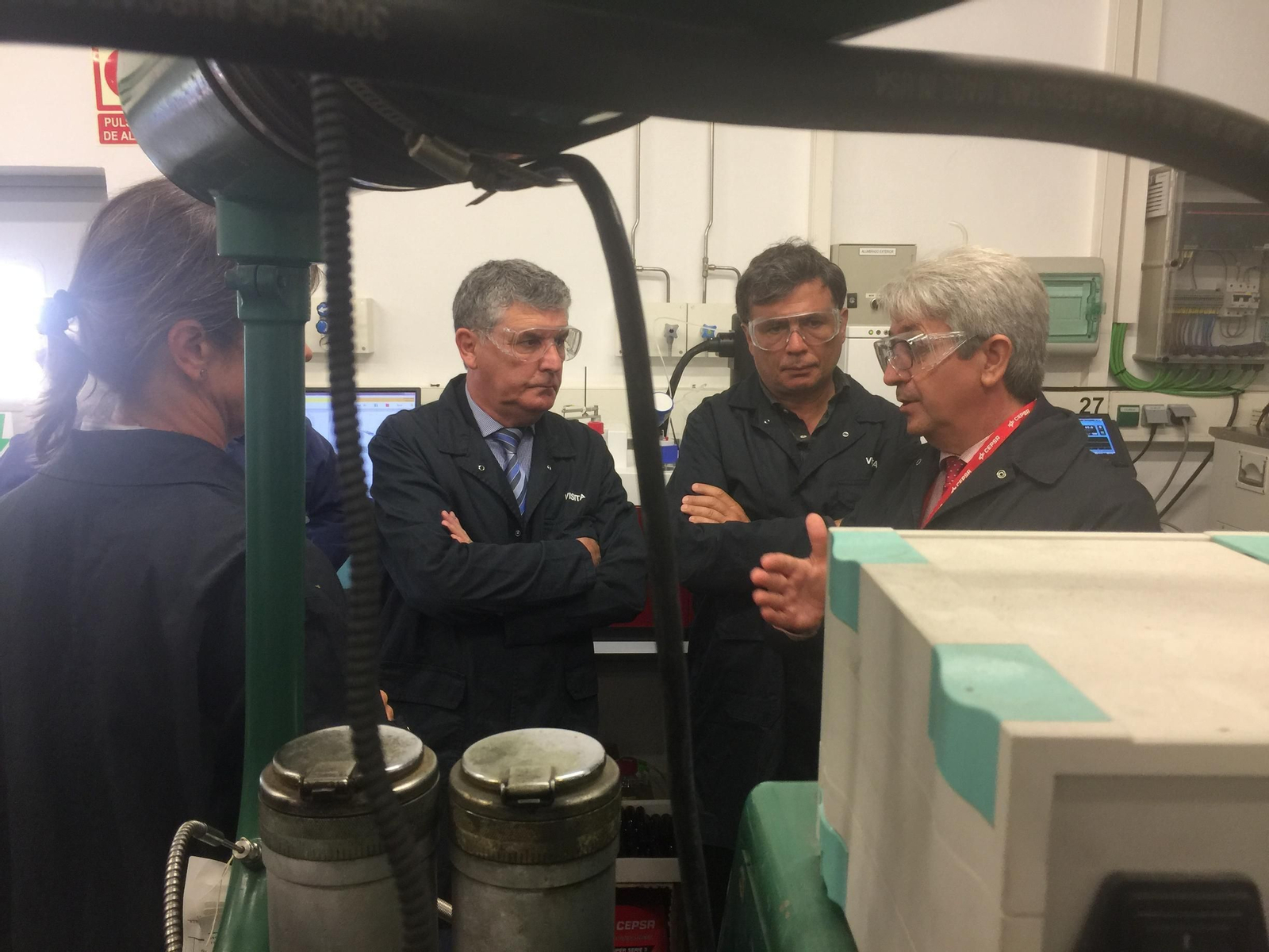 Un momento de la visita del delegado territorial de Medio Ambiente a las instalaciones de Cepsa en Palos.