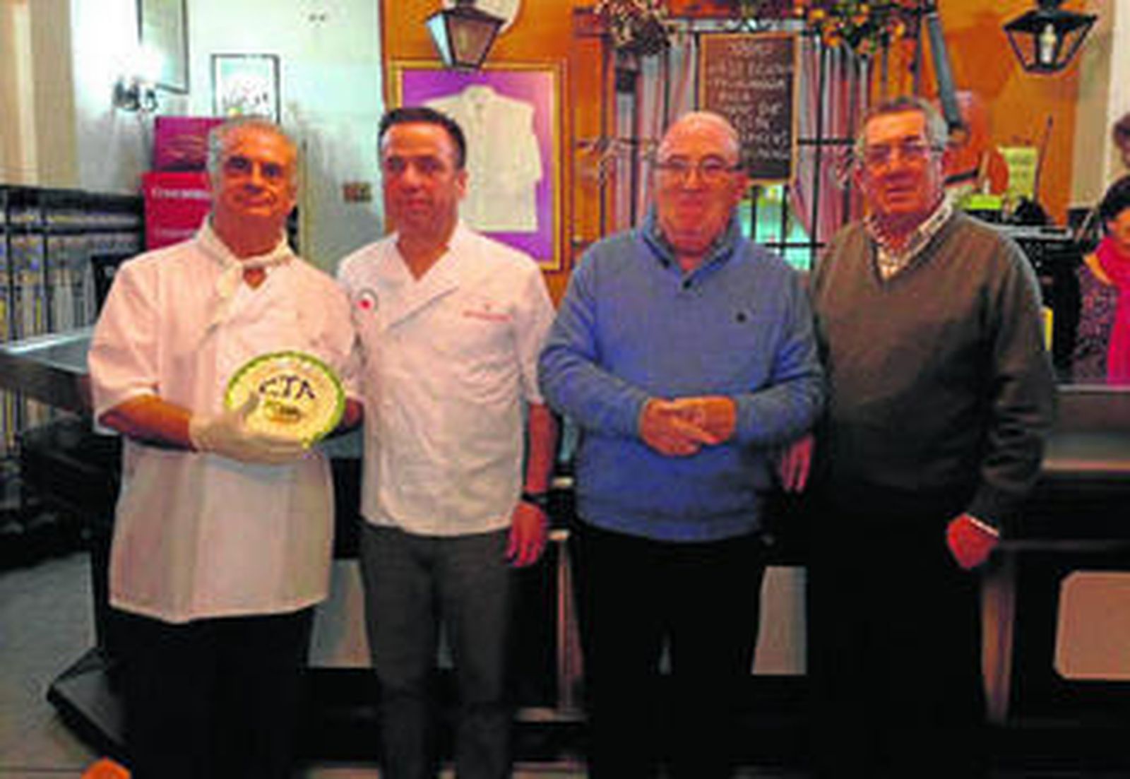 Ramón Magaña con el plato con el que le obsequió la Peña Círculo Amistad.