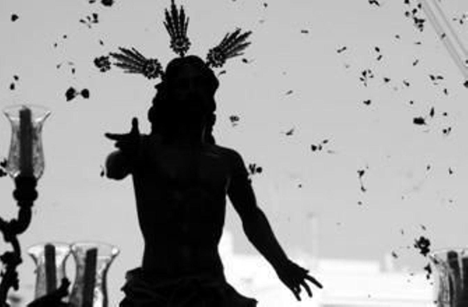 El Señor Resucitado avanza entre una lluvia de pétalos que cayó al poco de salir, dejando atrás la plaza de San Antonio.