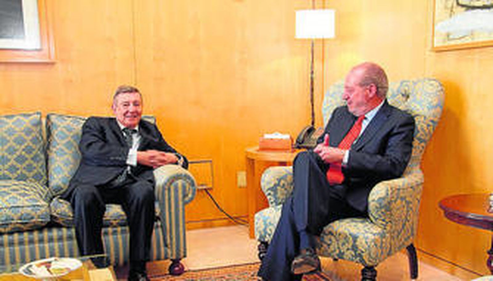 Rodríguez Villalobos y el embajador de Perú en España.