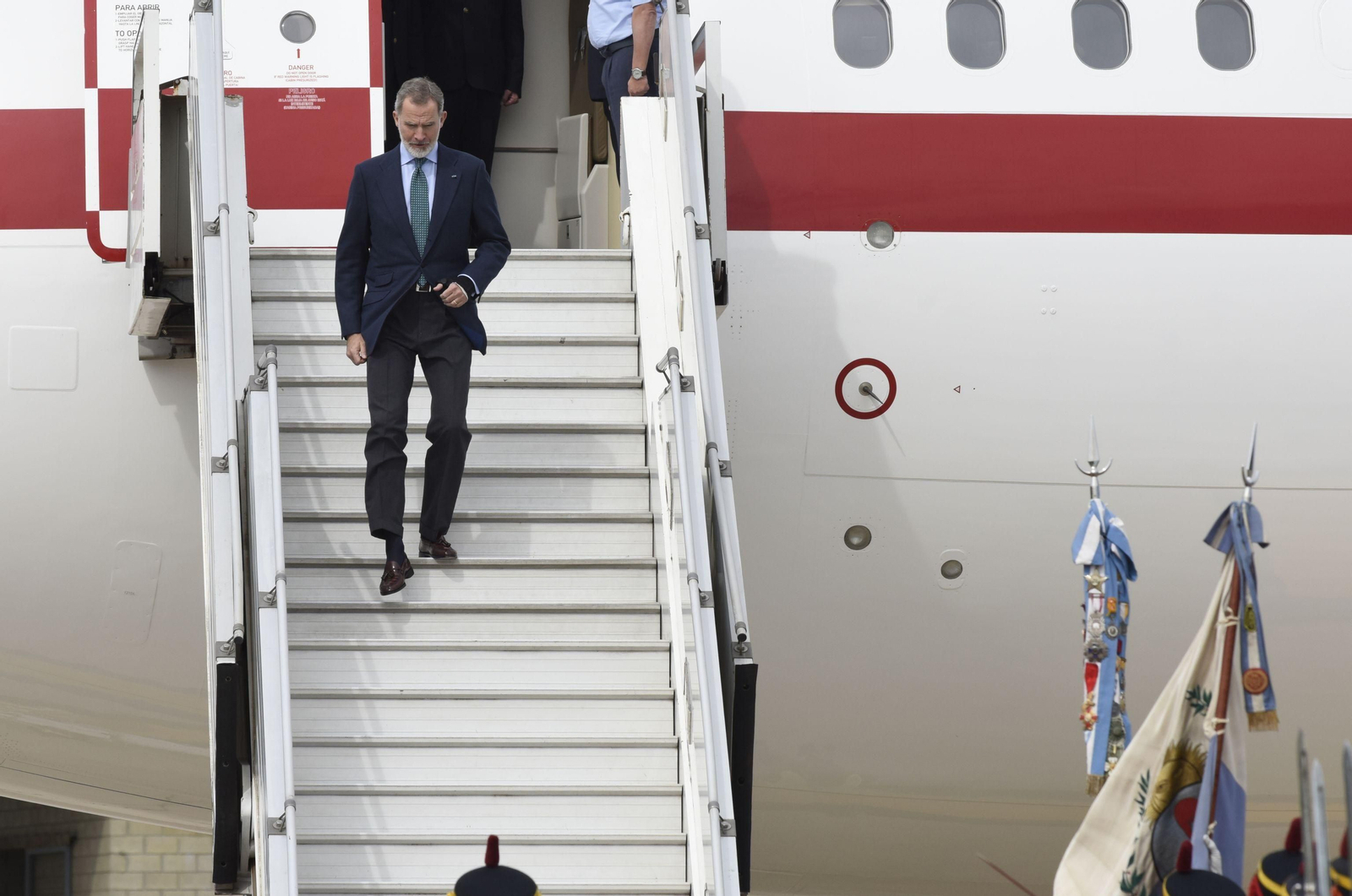 El Rey de España a su llegada a Argentina para asistir a la toma de posesión del nuevo presidente.