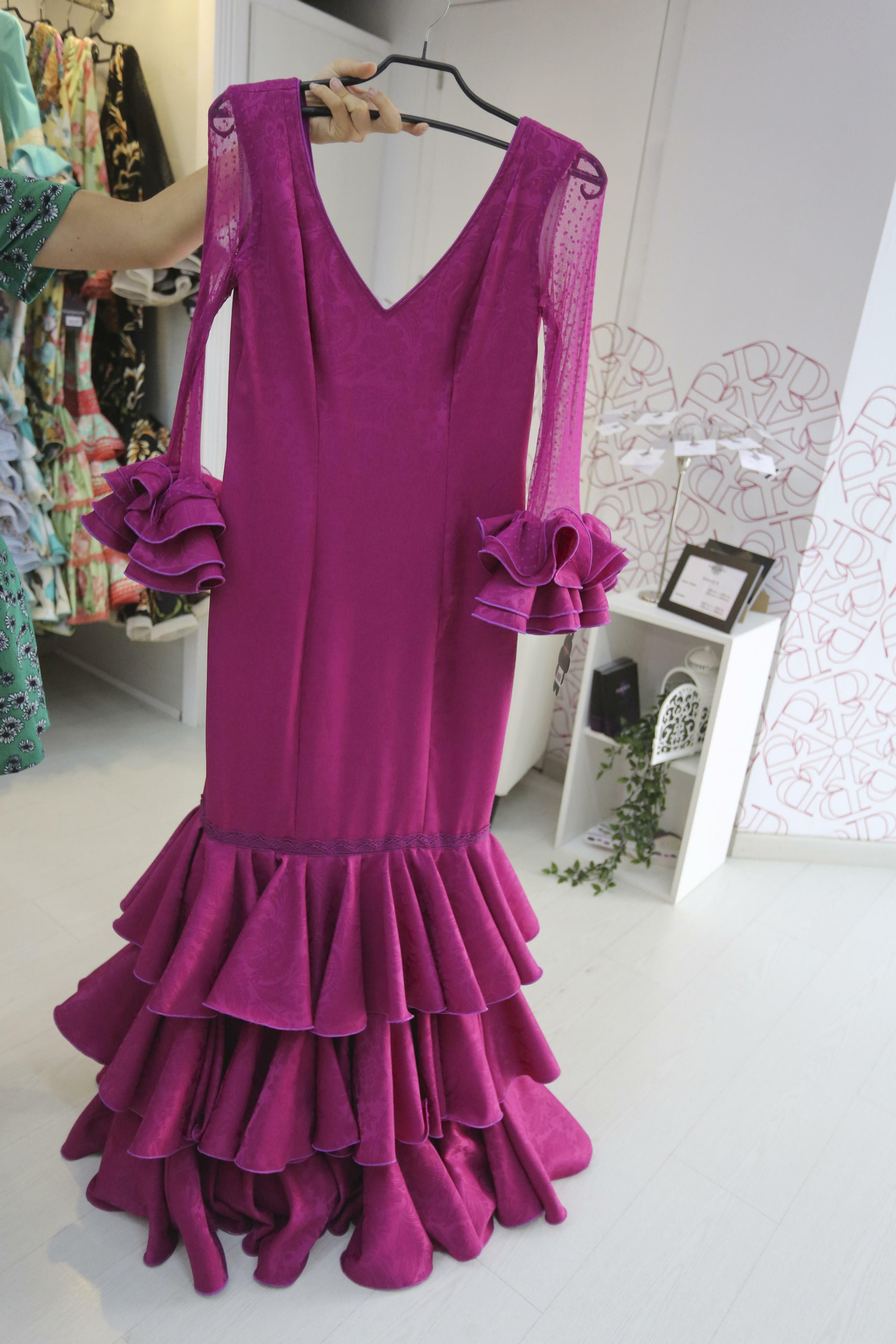 Vestido de flamenca con mangas en plumeti y color buganvilla.