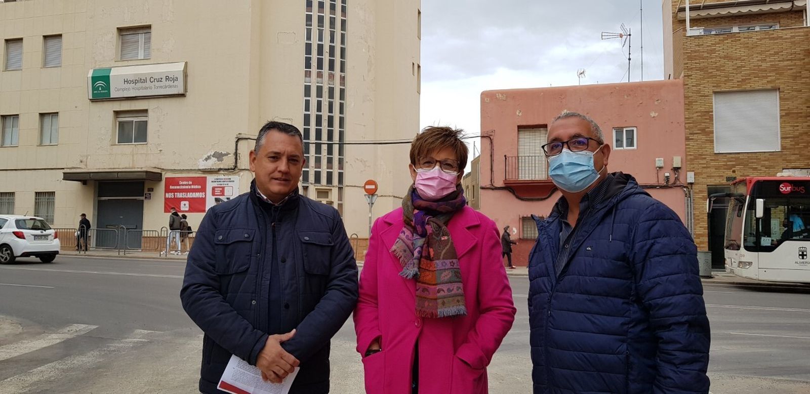 Indalecio Gutiérrez y Adriana Valverde junto al Hospital Cruz Roja que ya está cerrado y el viejo edificio sin uso