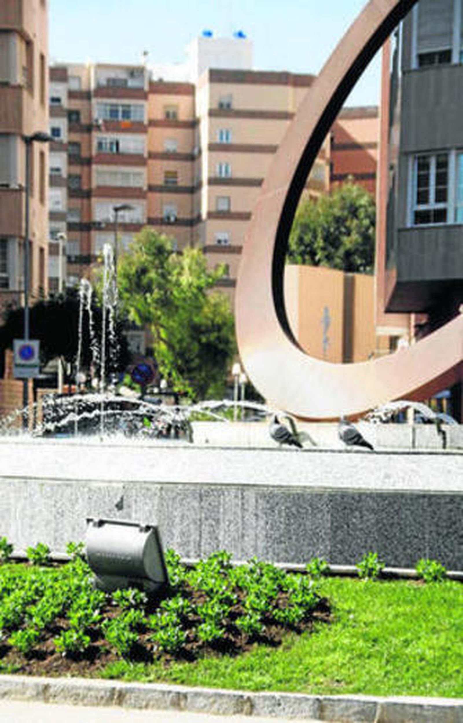 La plaza Bendicho preparada para las nuevas plantas.
