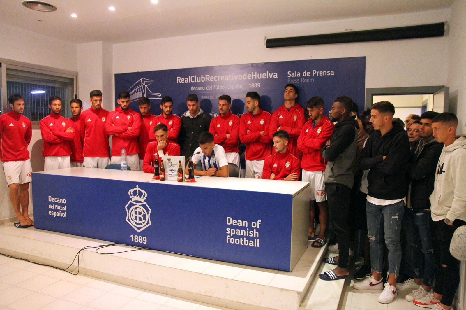 La plantilla del Recreativo, durante su comparecencia ayer en la sala de prensa del Nuevo Colombino.