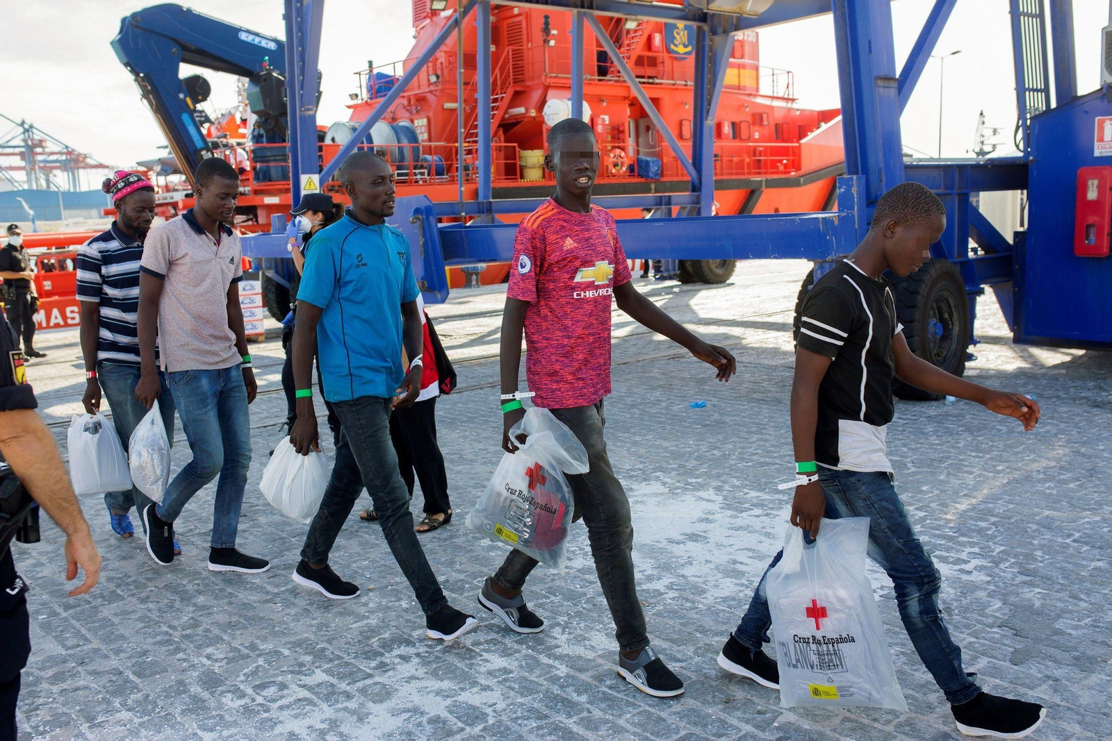 Inmigrantes de una patera anterior que durmieron en un barco de Salvamento Marítimo