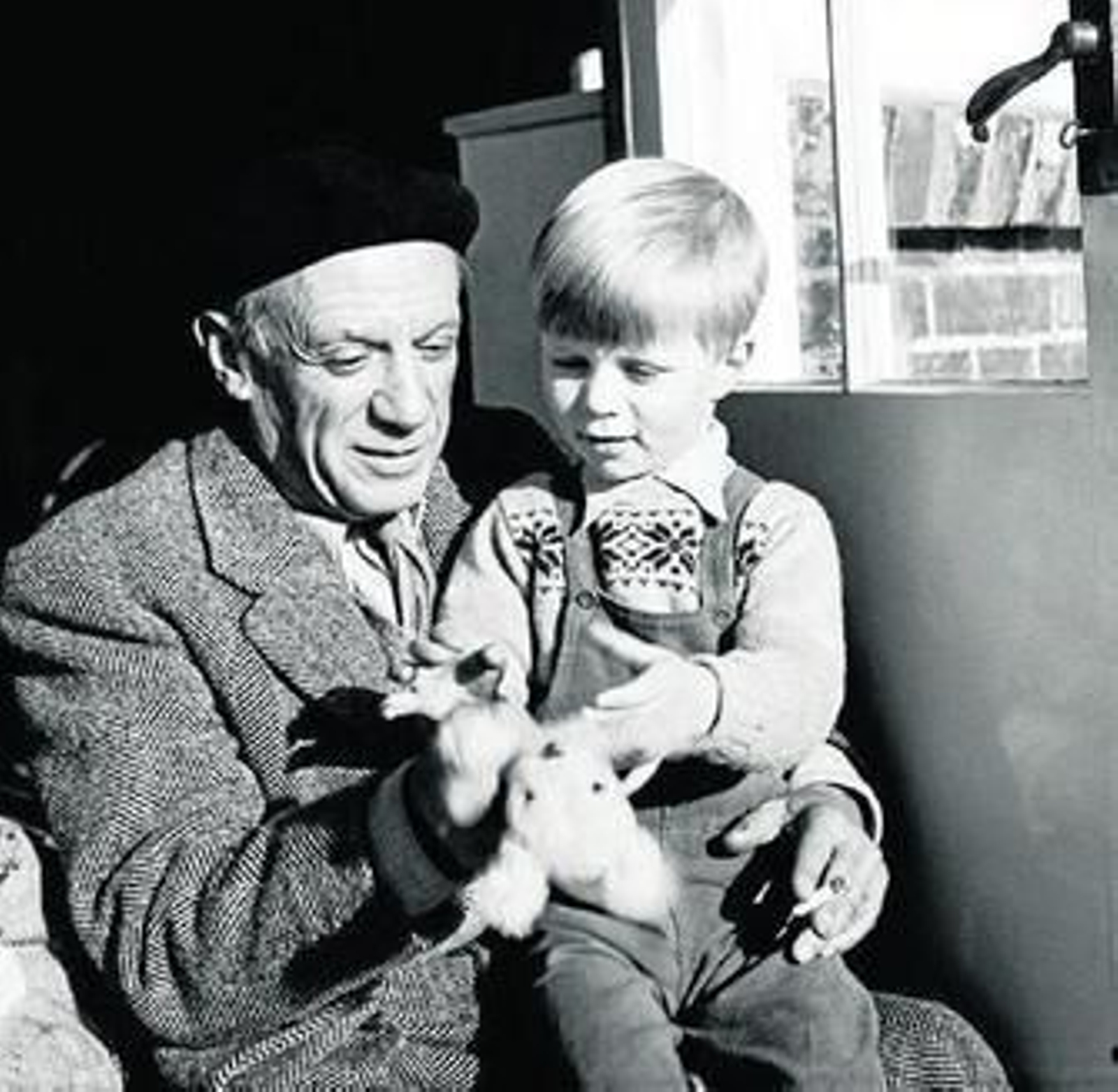 Pablo Picasso con el niño Anthony Penrose en Sussex, en 1950.