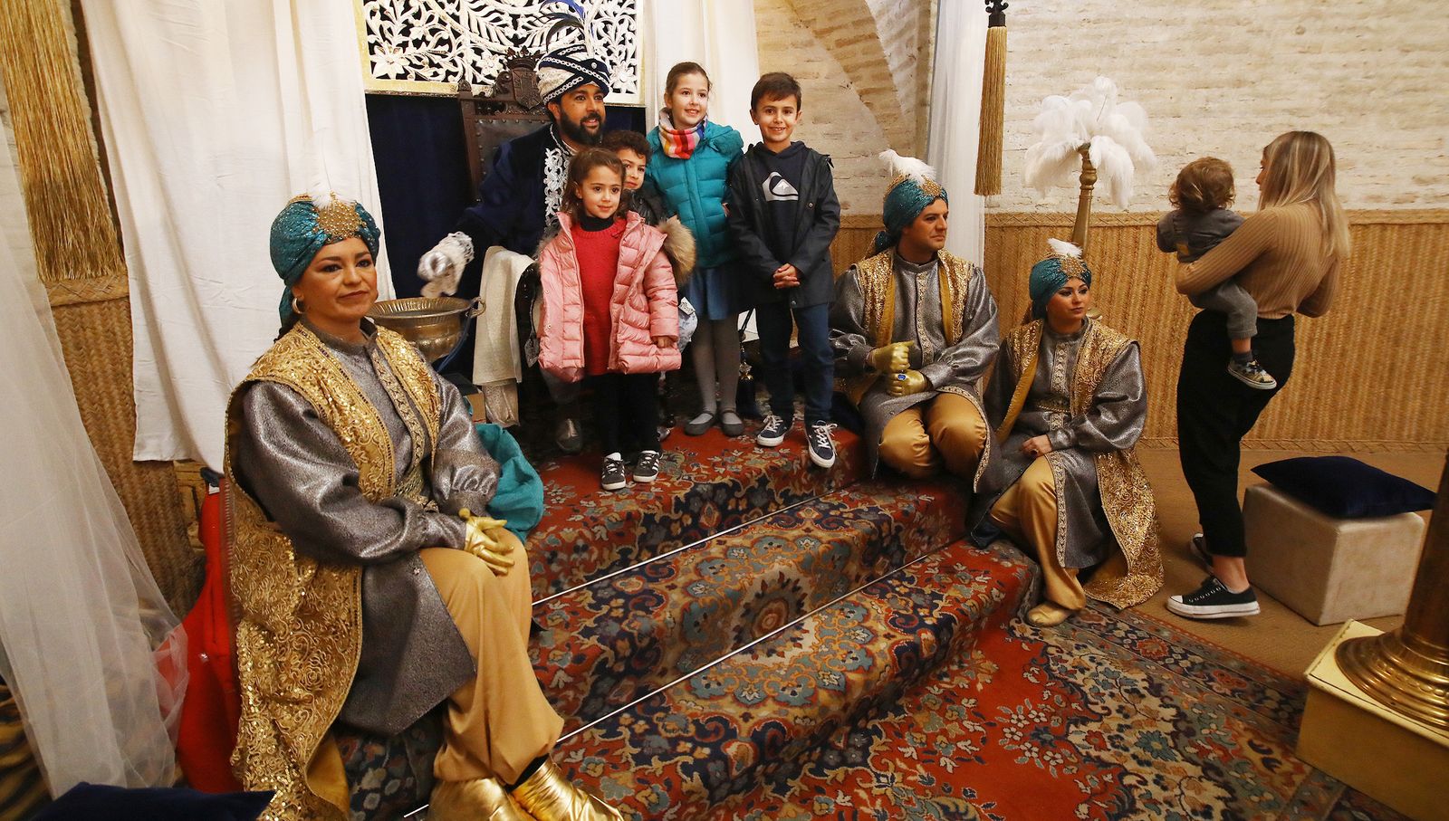 Varios niños posan junto al Gran Visir, este viernes en el Alcázar.