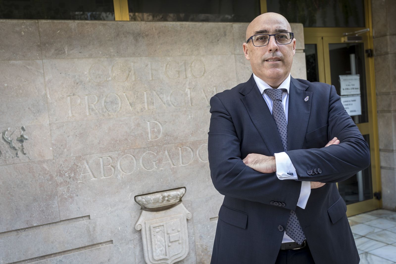 Pascual Valiente ante la sede de la institución colegial.