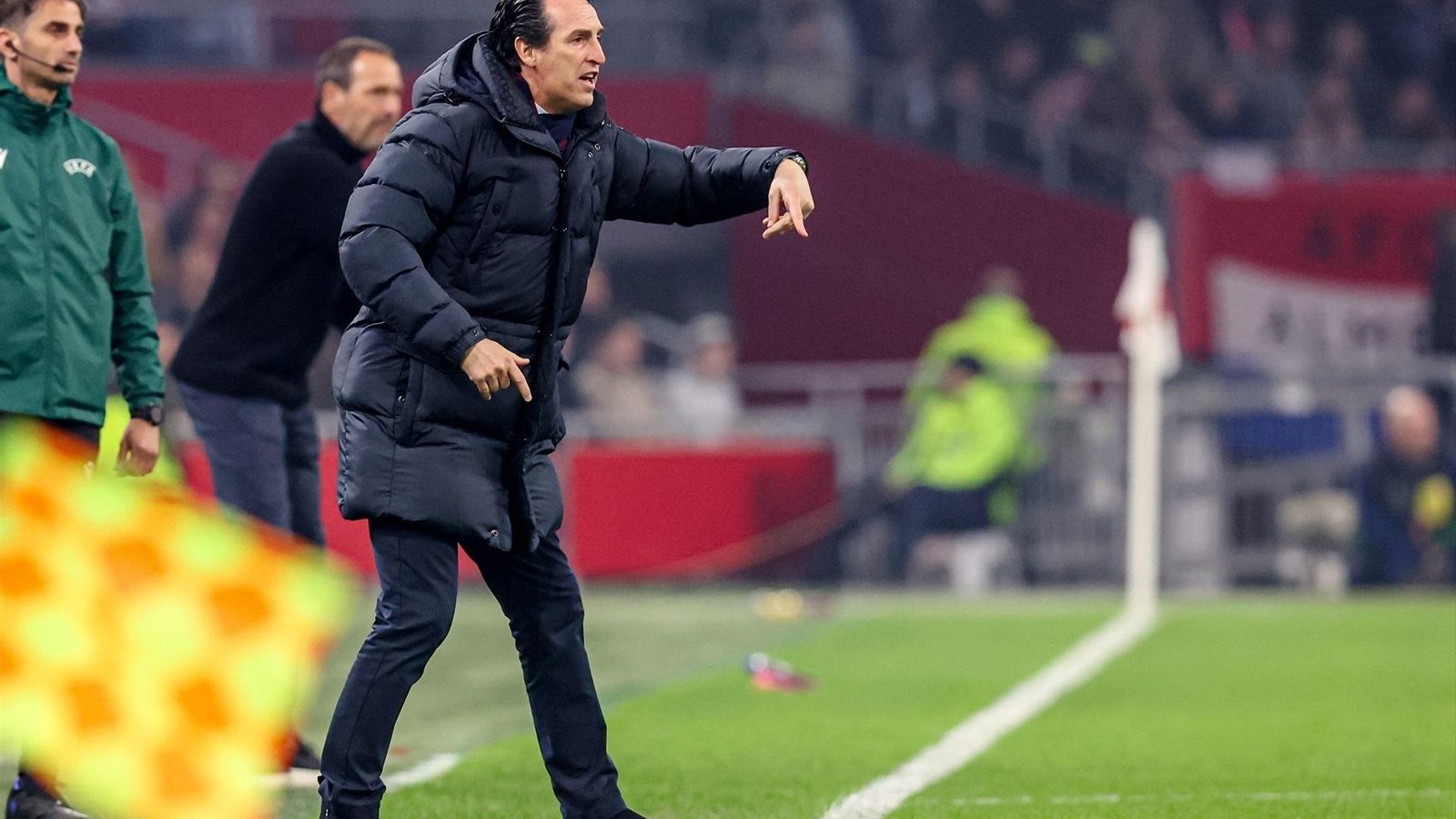 Unai Emery dirige al Aston Villa en la ida de los octavos de final de la Conference League, ante el Ajax