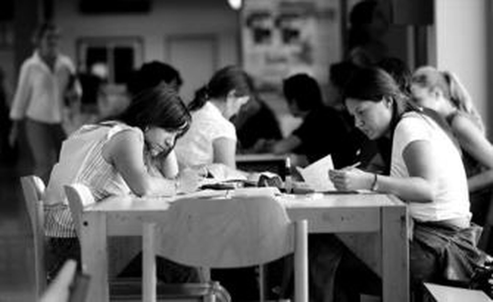 Estudiantes de las mesas de estudio instaladas en la entrada de la facultad de Ciencias Económicas.
