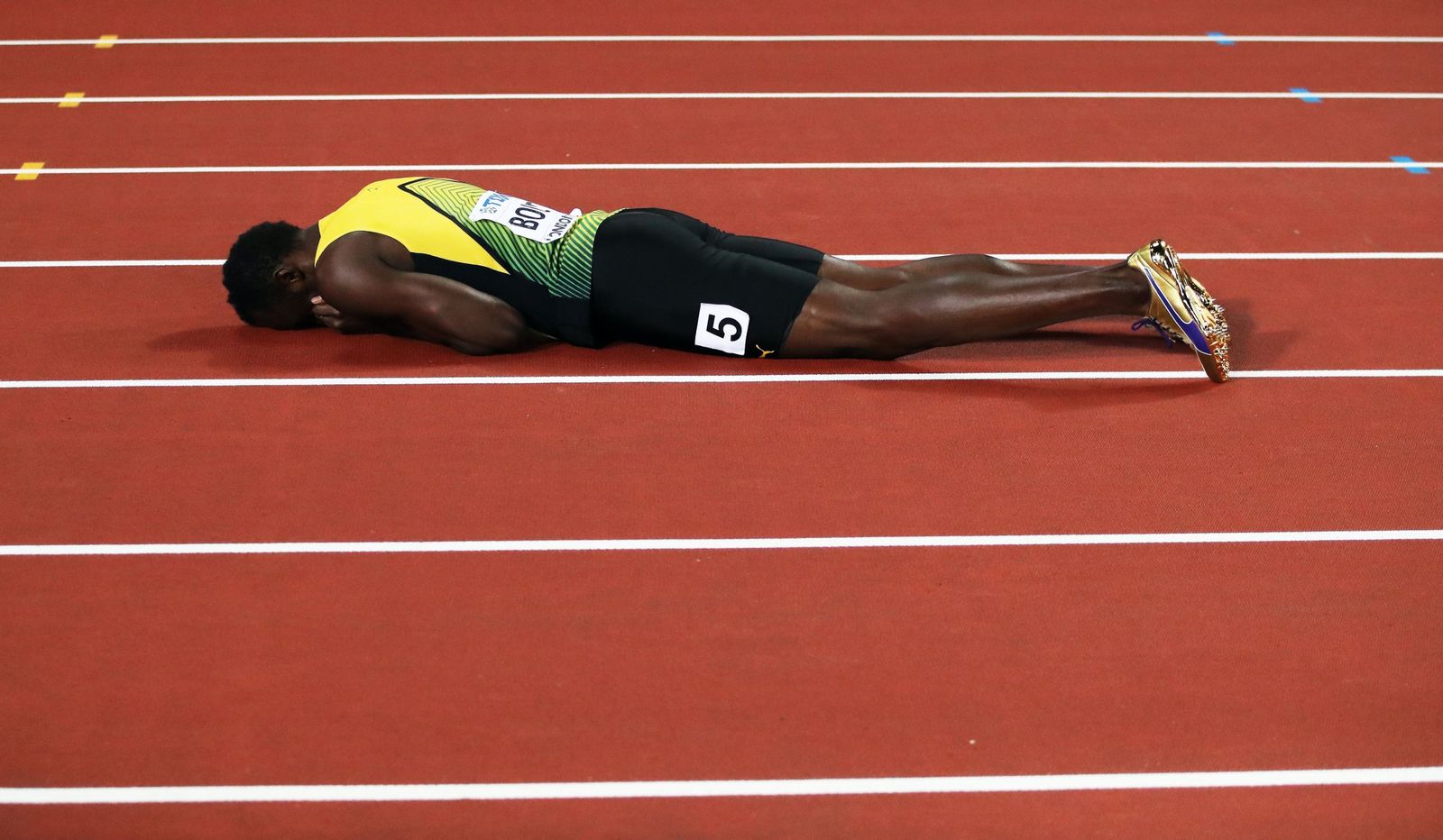 Usain Bolt, tras lesionarse en la final del relevo corto.