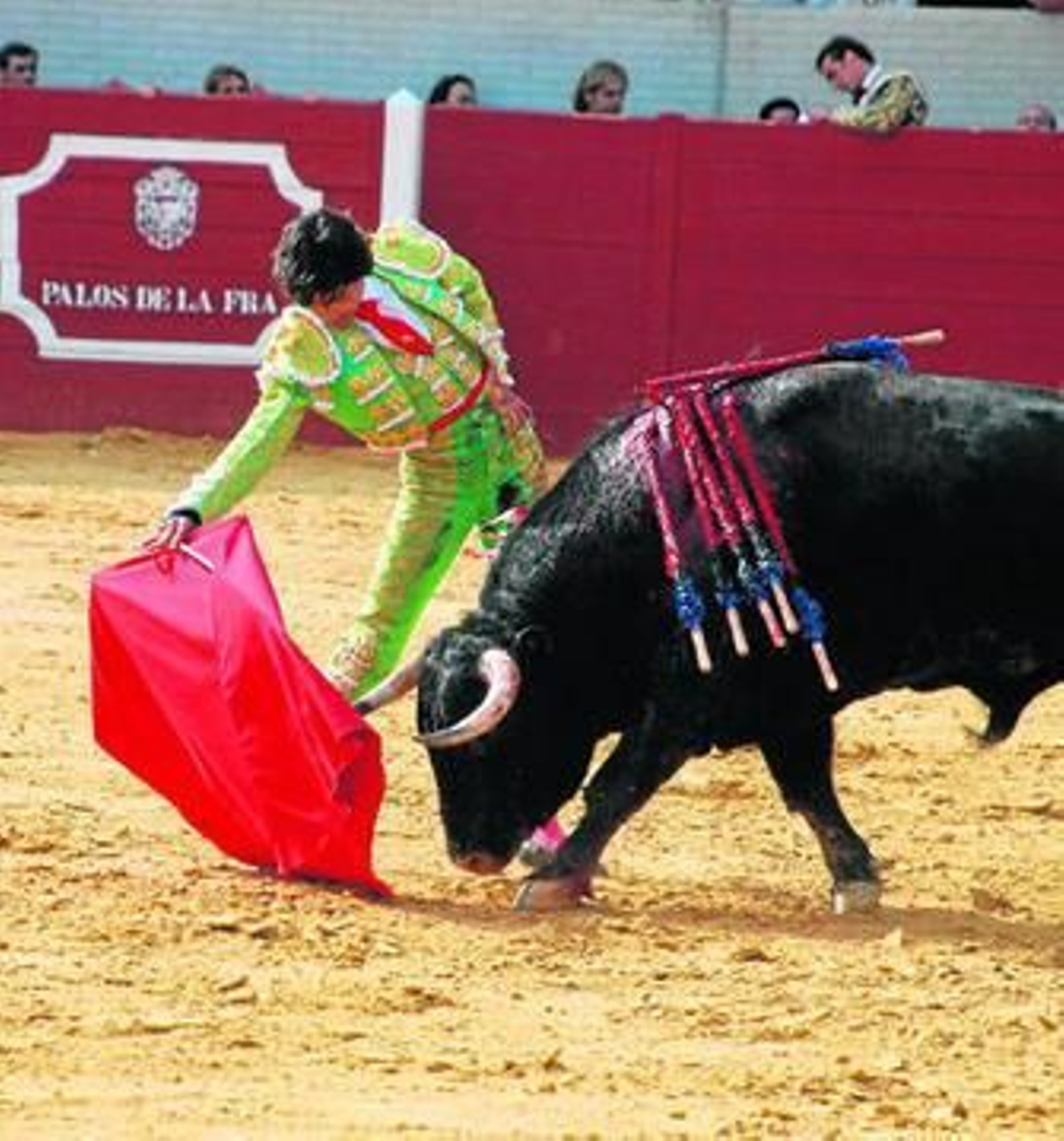 Doblado, en un derechazo al primer toro de su lote.