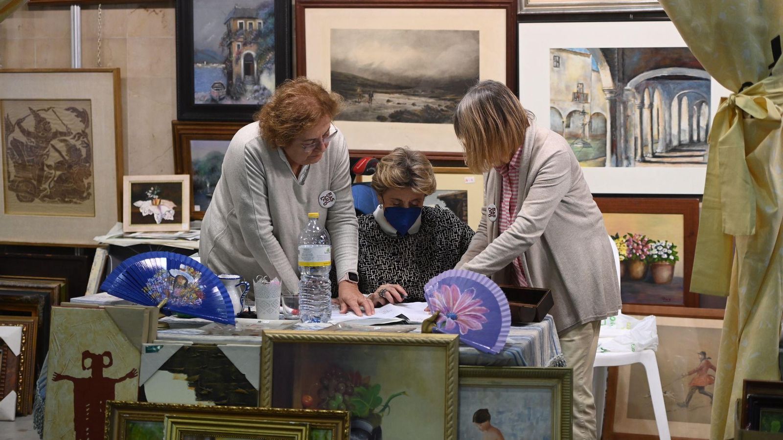 Varias voluntarias en el rastrillo.