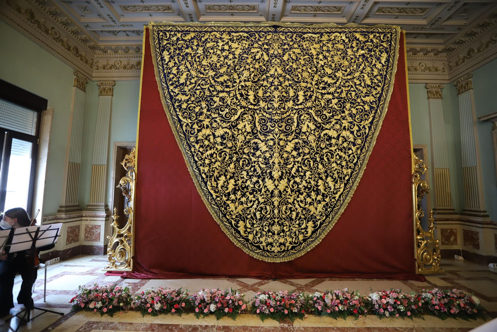 Estreno del manto de la Virgen de la Amargura.