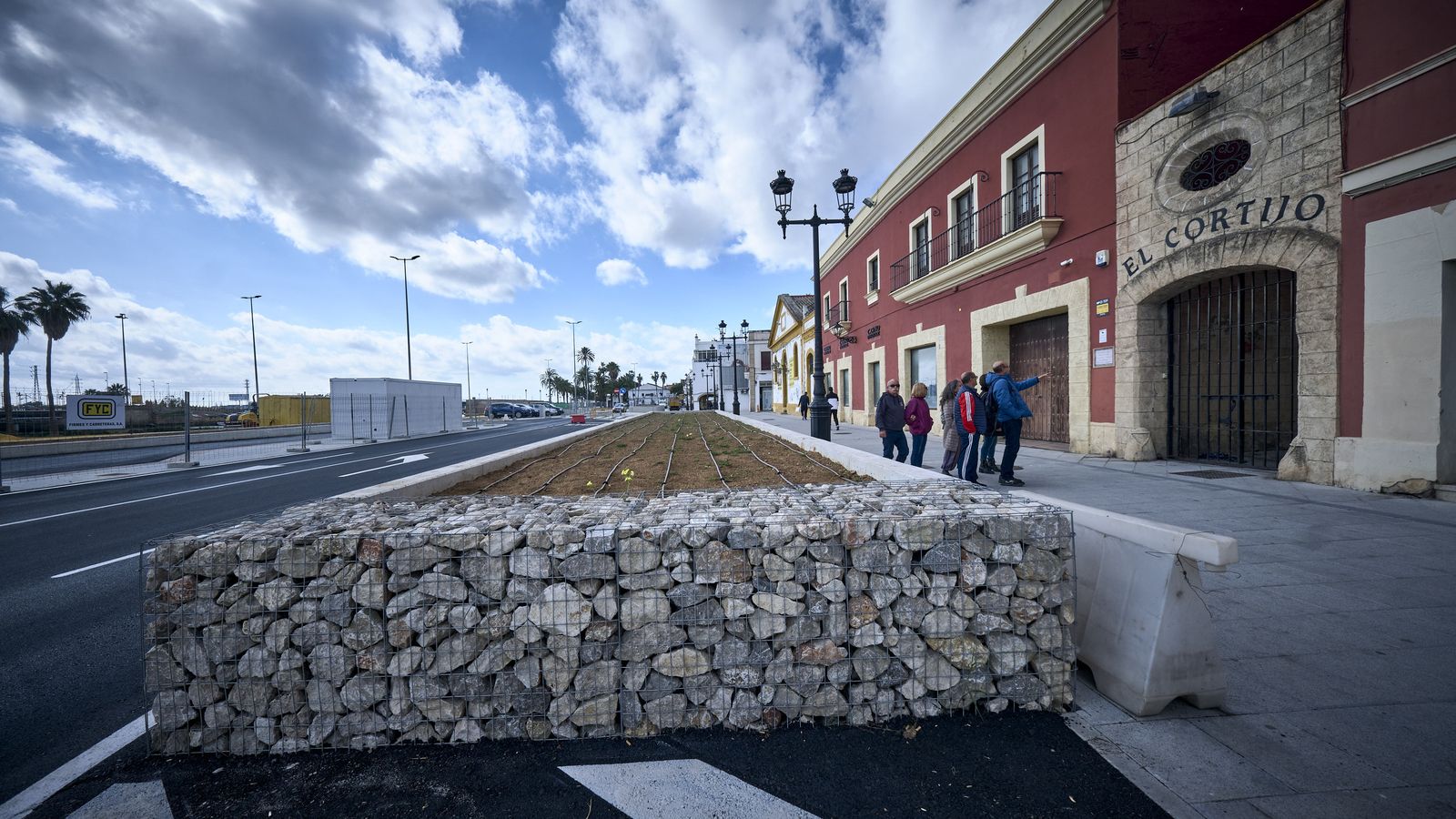 Una imagen de Pozos Dulces, con la entrada del parking reconvertida en jardinera.