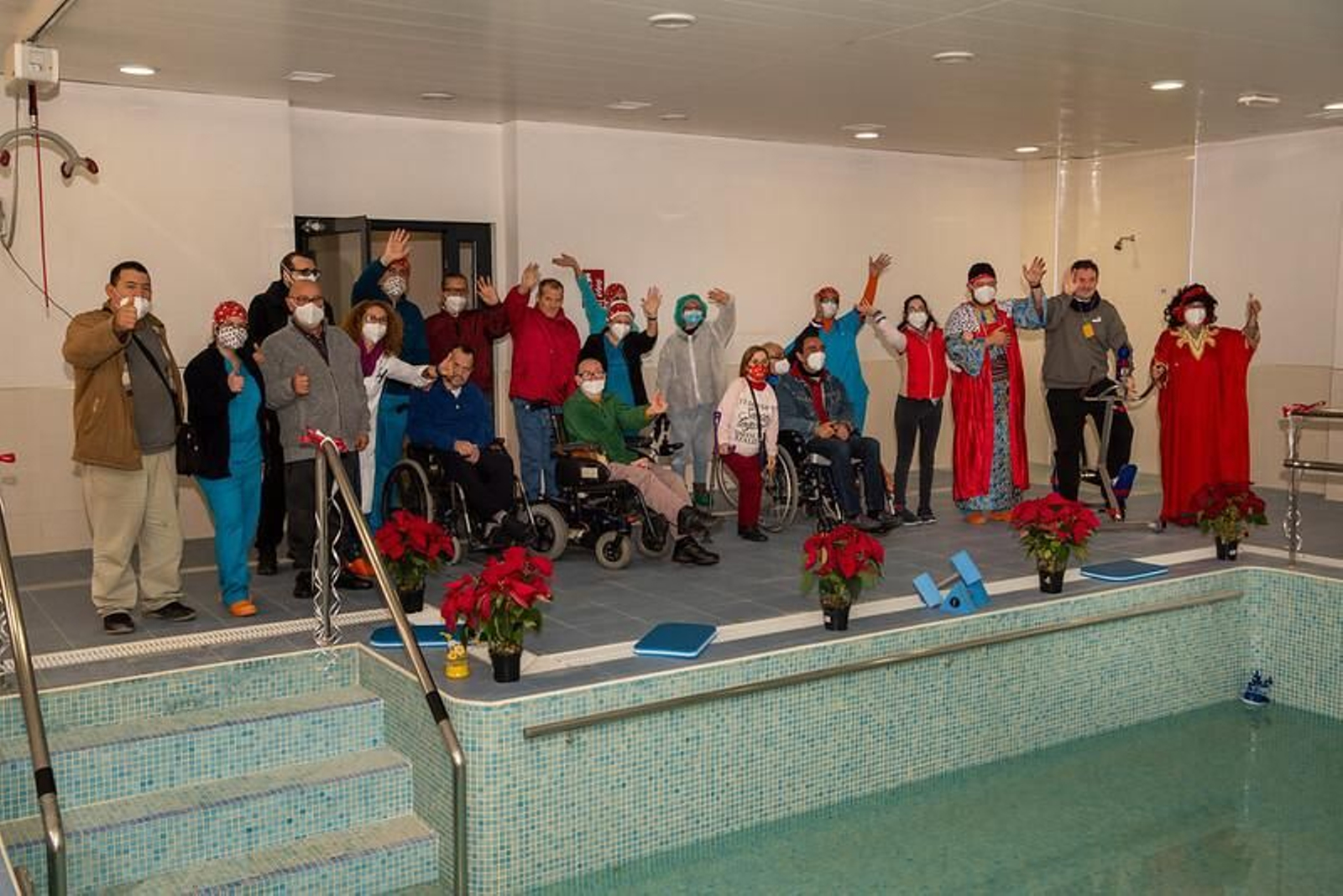 Usuarios de la Residencia de Personas con Gran Discapacidad de FAAM en la zona de la piscina.