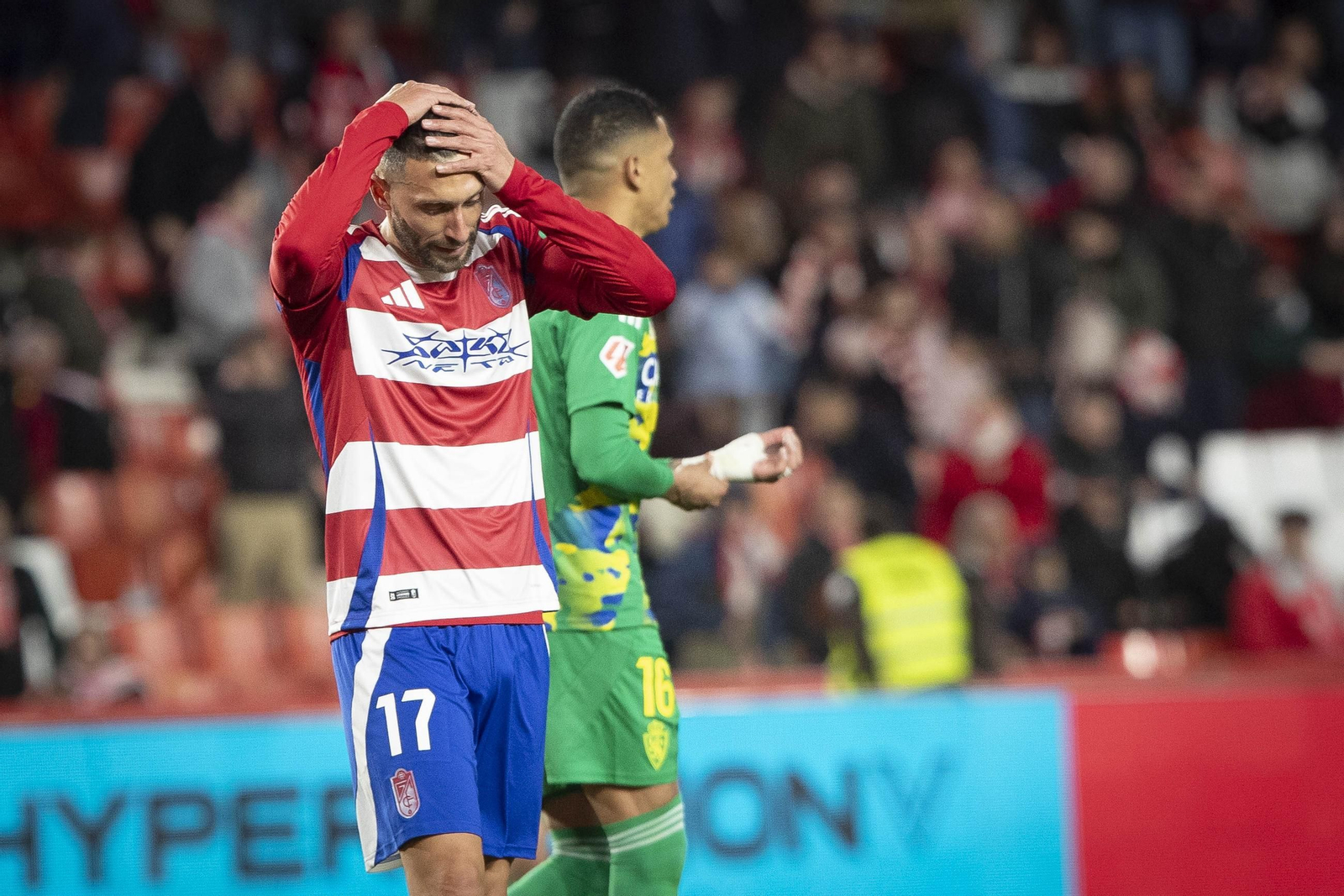 Borja Bastón se lamenta en el duelo ante el Zaragoza.
