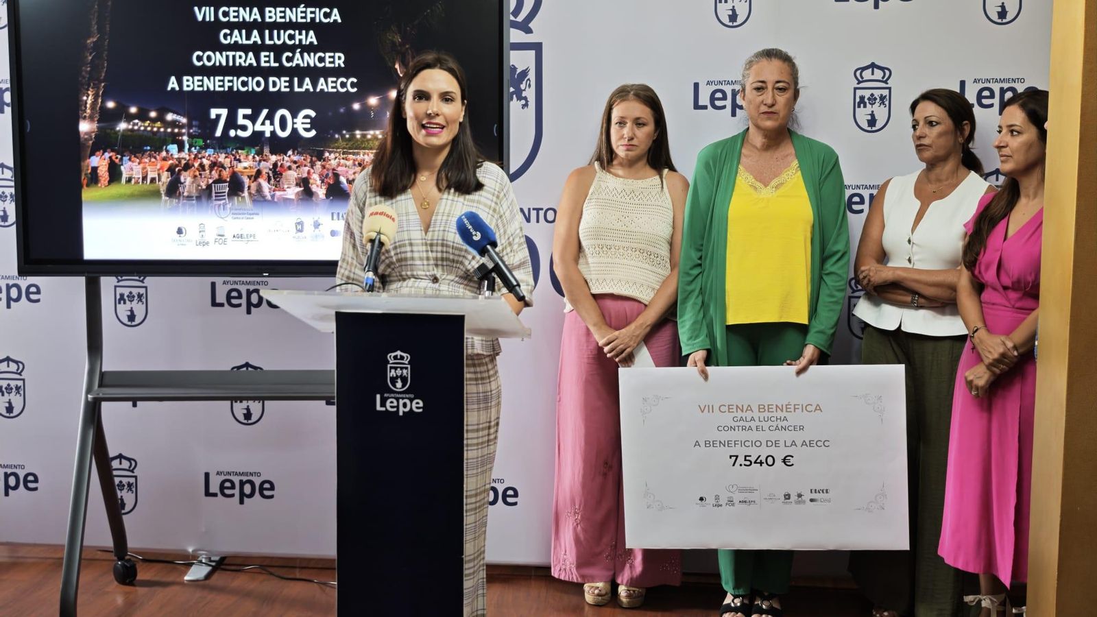 Entrega del cheque a la Asociación Española contra el Cáncer en Lepe.