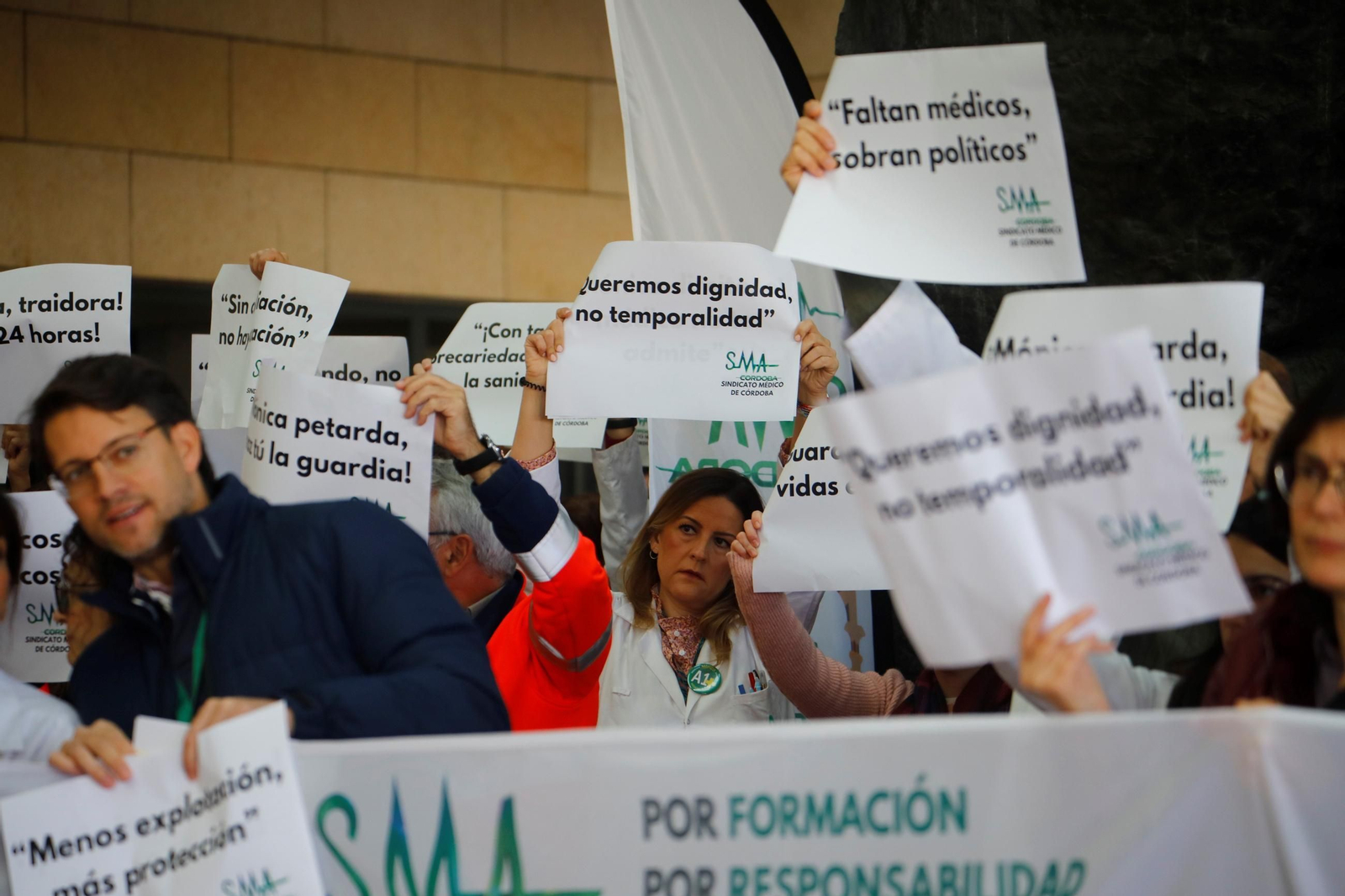 La concentración por la huelga de médicos en Córdoba contra el Estatuto Marco, en imágenes