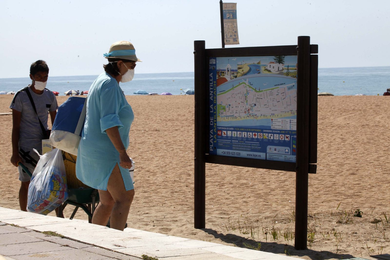 Imágenes de los bañitas en La Antilla y Nuevo Portil con mascarillas