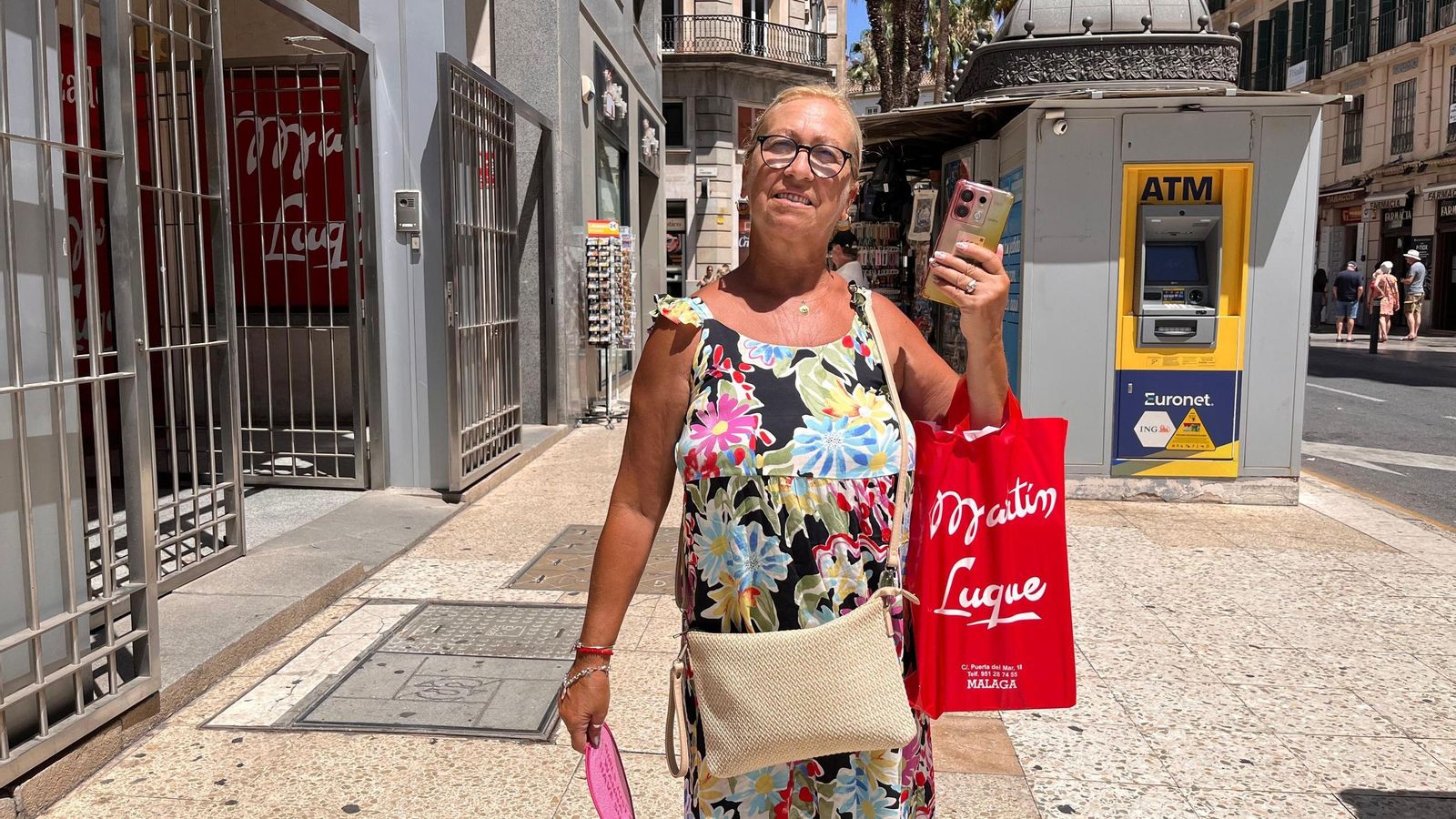 Begoña Burgos saliendo de comprar de la zapatería Martín Luque Begoña Burgos saliendo de comprar de la zapatería Martín Luque