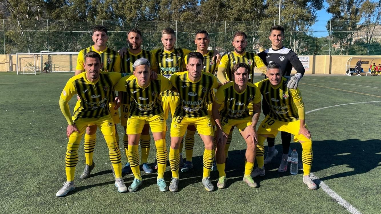 Equipo titular del Atlético Pulpileño en su visita a Alumbres.