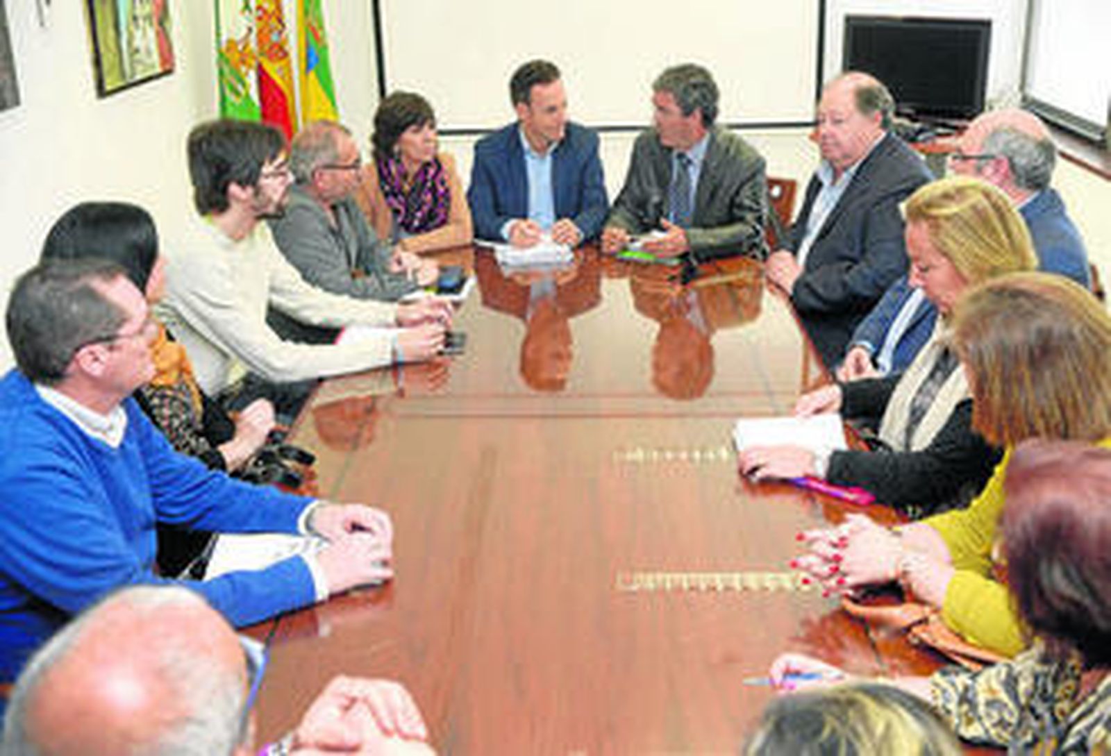 Una imagen de la reunión celebrada ayer en el Ayuntamiento con presencia de usuarios y responsables del SAS.