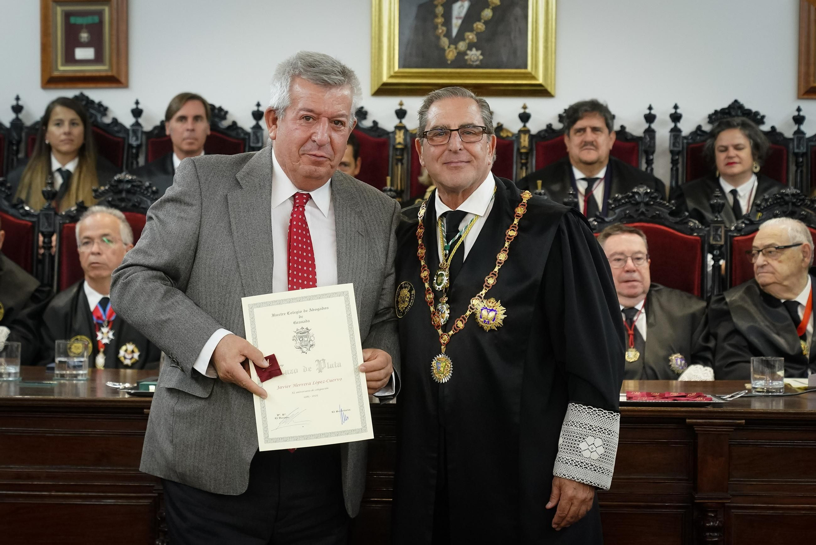 Botones de oro y lazo (15191068).jpg
