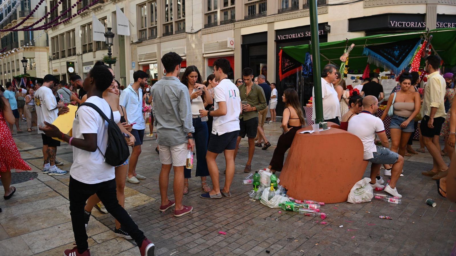 Basura junto a la plaza de la Constitución.