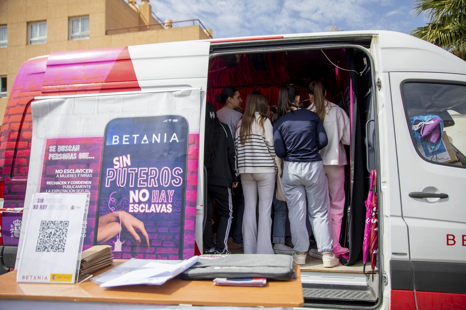 Sensibilización sobre la trata de mujeres en el IES Maestro Padilla de Almería, en imágenes