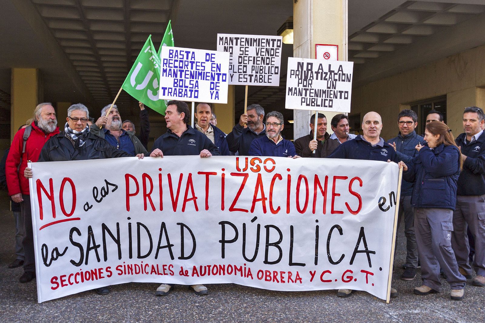 Concentración sindical  de ayer, a las puertas del hospital de Cádiz.