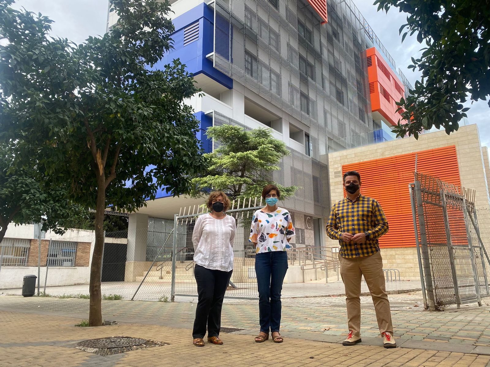 Los ediles de IU posan delante de la Normal de Magisterio.