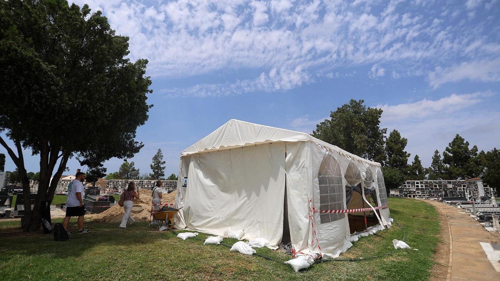 Lugar en el que se están llevando a cabo los trabajos de exhumación en el cementerio.