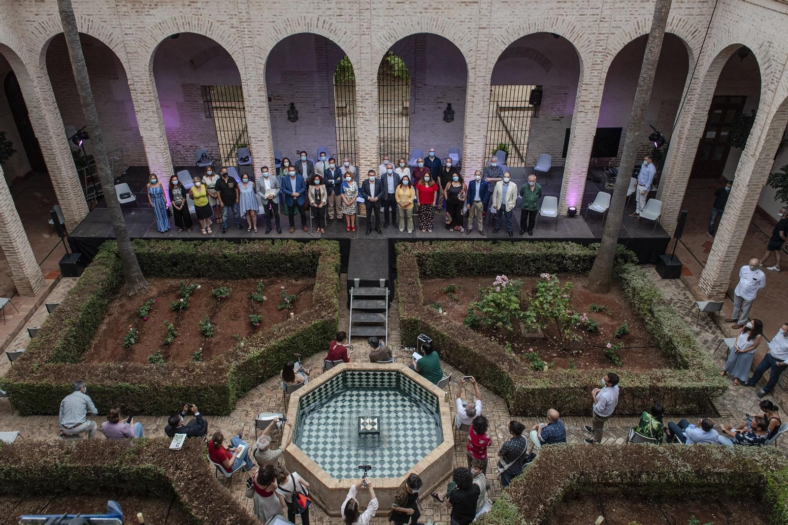 El alcalde Juan Espadas con el sector en la presentación de 'Veraneo en la city'.